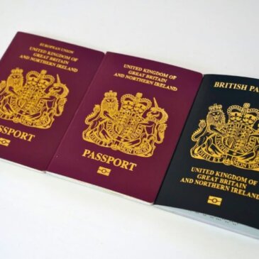 Οι Βρετανοί που εξακολουθούν να χρησιμοποιούν κόκκινα διαβατήρια πρέπει να ελέγχουν την εγκυρότητα πριν από τα ταξίδια διακοπών
